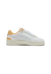 Sneaker bianche in pelle con accenti beige chiaro, punta rotonda, design allacciato, dettagli perforati sui lati e suola in gomma testurizzata.