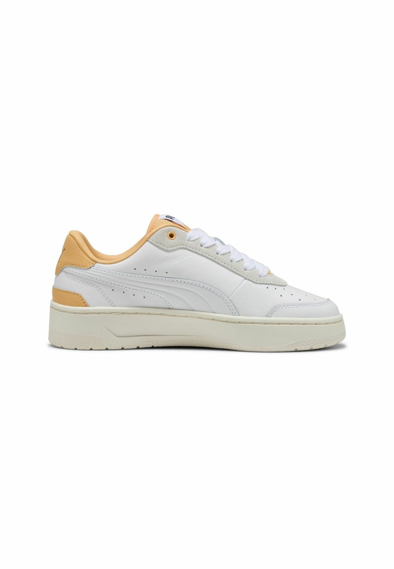 Weiße Ledersneaker mit hellbeigen Akzenten, runder Zehenpartie, schnürbarem Design, perforierten Details an den Seiten und strukturiertem Gummisohle.