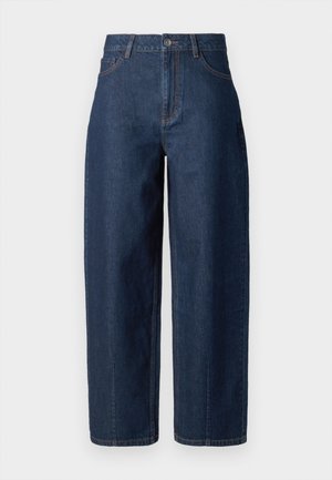 Calças de ganga de cintura alta retas em azul-escuro, com fecho de botão e zipper na frente, design de cinco bolsos e costuras laranja visíveis.