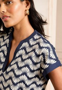 Love & Roses REGULAR FIT - Apdrukāts T-krekls - navy and white petal wave print
