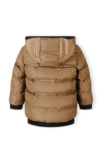 Brūns pūkains jaka ar kapuci, ar quilted dizainu, elastīgām aprocēm un melnu apakšmalu, izgatavota no viegla, gluda auduma.