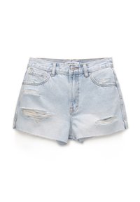 Shorts en denim bleu clair avec un design déchiré, bords effilochés, cinq poches et une fermeture à bouton à l'avant.