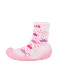 Calcetín de mezcla de algodón con suela de goma rosa. Presenta una base rosa claro con patrones de nubes en rosa y lavanda. Diseño de longitud hasta el tobillo.