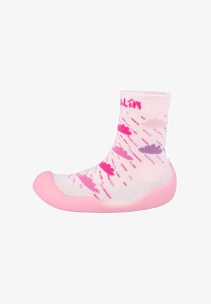 Calcetín de mezcla de algodón con suela de goma rosa. Presenta una base rosa claro con patrones de nubes en rosa y lavanda. Diseño de longitud hasta el tobillo.