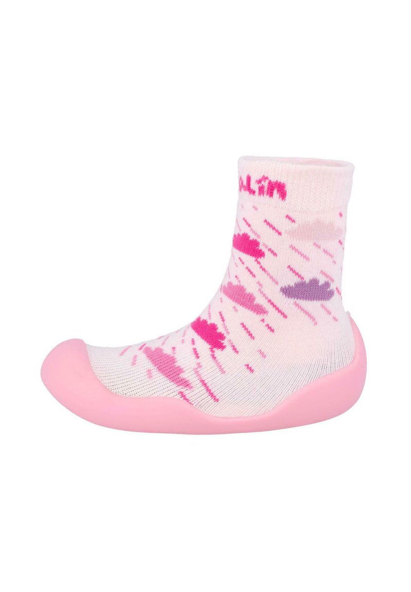 Calcetín de mezcla de algodón con suela de goma rosa. Presenta una base rosa claro con patrones de nubes en rosa y lavanda. Diseño de longitud hasta el tobillo.