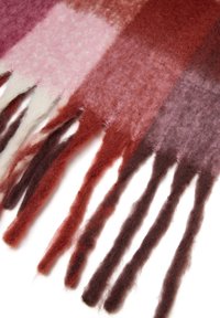 Sciarpa di lana nelle tonalità di rosa, rosso e viola con una finitura morbida e testurizzata e bordi frangiati. Presenta un motivo a quadretti.