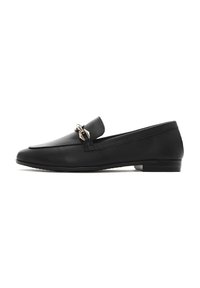 Mocassini in pelle nera dal design elegante, con un piccolo elemento decorativo in metallo. La scarpa ha una punta rotonda e un tacco basso.