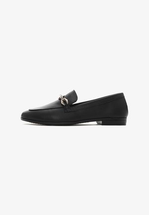 Mocassini in pelle nera dal design elegante, con un piccolo elemento decorativo in metallo. La scarpa ha una punta rotonda e un tacco basso.