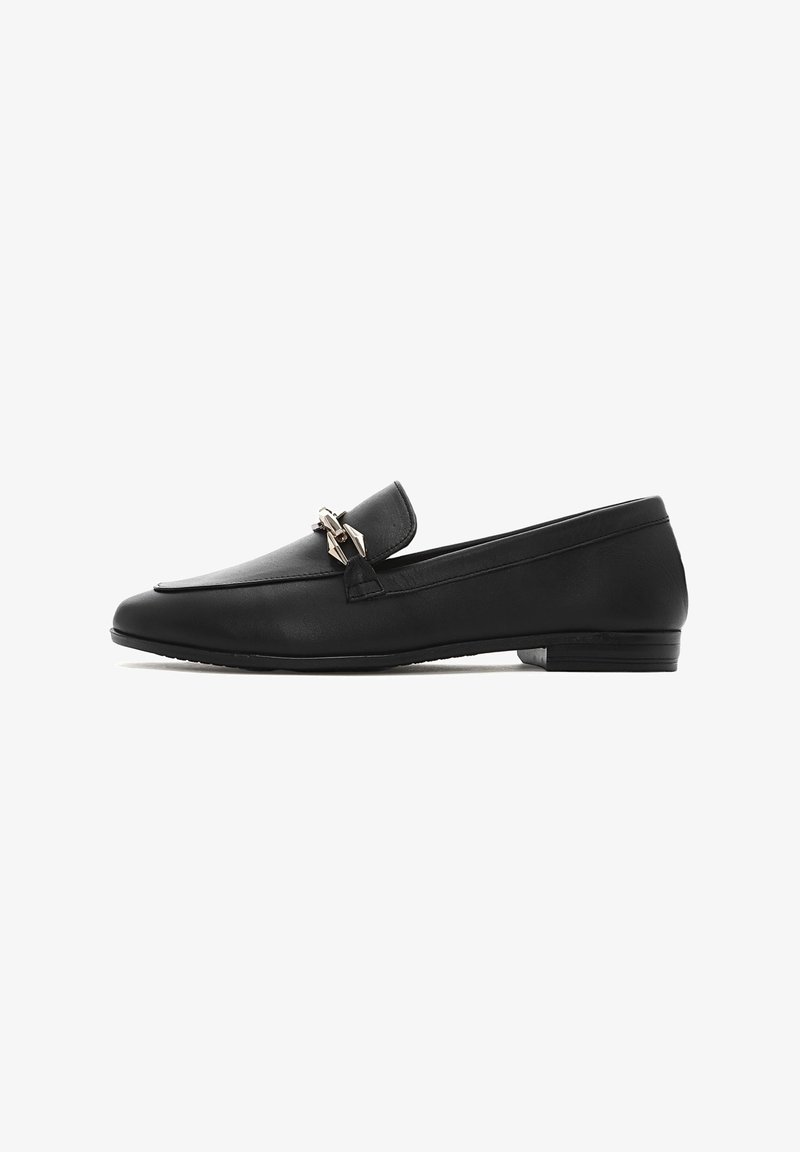 Mocassini in pelle nera dal design elegante, con un piccolo elemento decorativo in metallo. La scarpa ha una punta rotonda e un tacco basso.