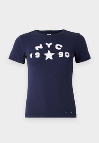 Námornícky modré bavlnené tričko s bielym opotrebovaným nápisom "NYC 1990" a grafikou hviezdy, s krátkymi rukávmi a okrúhlym výstrihom s dvoma akcentovými bodkami.