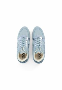 Baskets bleu clair en toile et cuir, dotées d'un laçage, d'un bout arrondi et d'une doublure intérieure contrastante avec un marquage.