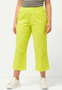 Ulla Popken 7/8 RUBY GENOUX PRÉFORMÉS JAMBES DROITES CEINTURE ÉLASTIQUE - Tygbyxor - neon green