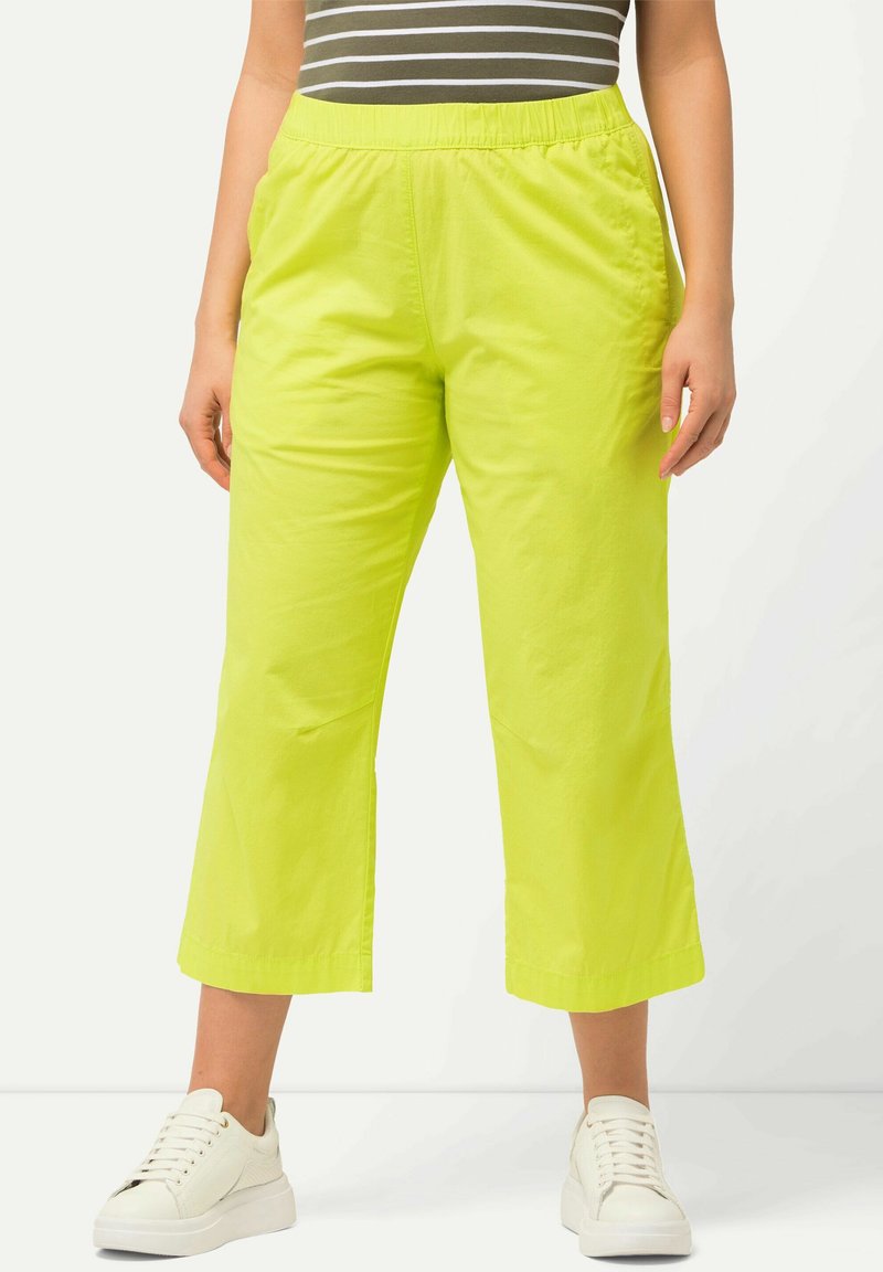 Ulla Popken 7/8 RUBY GENOUX PRÉFORMÉS JAMBES DROITES CEINTURE ÉLASTIQUE - Tygbyxor - neon green