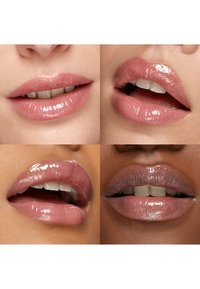 Quatre gros plans de lèvres diverses portant un gloss rose brillant, certaines avec les dents visibles et une avec la langue touchant la lèvre inférieure.
