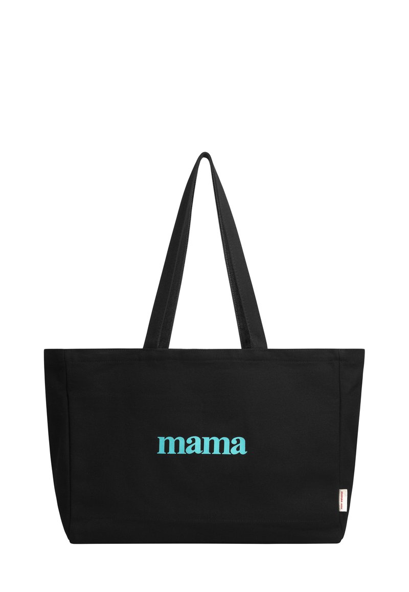 Zwarte canvas tote bag met lange handvatten, met het woord "mama" in lichtblauw. Eenvoudig ontwerp, rechthoekige vorm en stevige textuur.