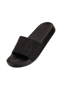 Czarne klapki z szerokim, teksturowanym paskiem z wyraźnym, wypukłym napisem. Podeszwa ma wzorzystą, wspierającą konstrukcję.