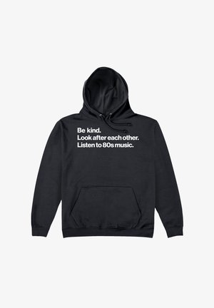 Felpa nera con tasca frontale, caratterizzata da testo bianco: "Sii gentile. Prenditi cura l'uno dell'altro. Ascolta la musica degli anni '80." Materiale in misto cotone.