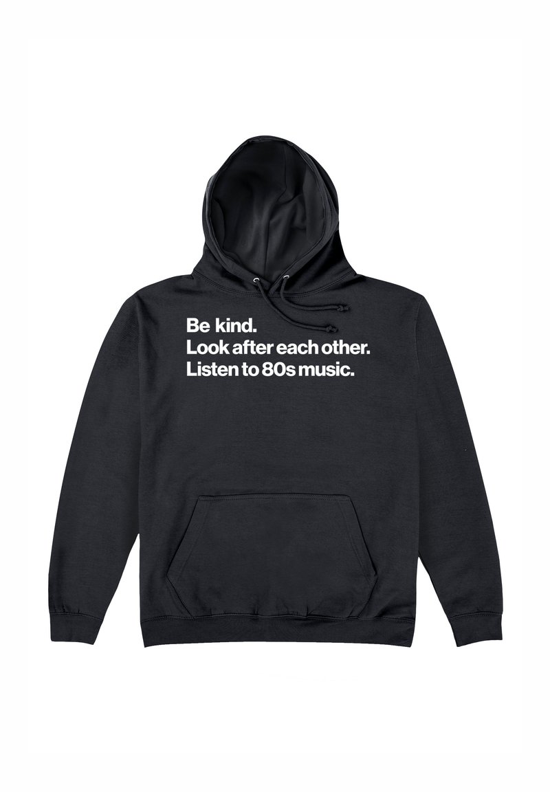 Felpa nera con tasca frontale, caratterizzata da testo bianco: "Sii gentile. Prenditi cura l'uno dell'altro. Ascolta la musica degli anni '80." Materiale in misto cotone.