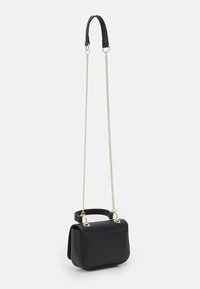 Bolso de mano de cuero negro con una forma estructurada, que presenta un asa corta en la parte superior, una correa larga de cadena y una solapa frontal. Acentos en hardware dorado.