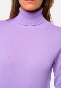 Pull en col roulé violet clair en tricot côtes, avec une coupe ajustée et une texture lisse, doté d'un col haut.