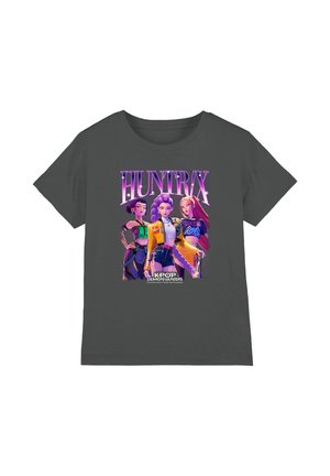 Dunkelgraues T-Shirt mit farbenfroher Grafik von drei animierten weiblichen Figuren und dem Text "HUNTRX" und "KPOP DEMON HUNTERS."