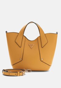 Sac à main en cuir jaune texturé avec deux poignées, bandoulière amovible et logo Guess en métal au centre devant.