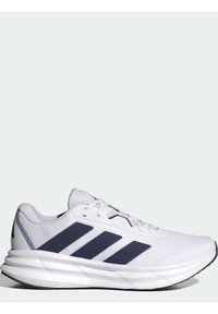Chaussure de sport blanche avec tige en maille, accents en rayures navy et détails texturés. Dispose d'une semelle Cloudfoam pour un amorti.