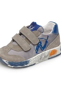 Sneaker grigio con cinturini in velcro, tomaia in rete, accenti blu e una suola testurizzata con un dettaglio arancione e brand bianco.