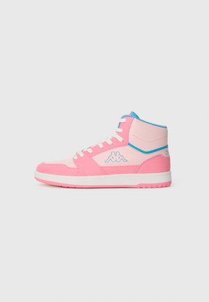 Høye sneakers i rosa og lyserosa med hvite snørebånd, blå detaljer og en blå omrisset logo på siden mot en hvit bakgrunn.
