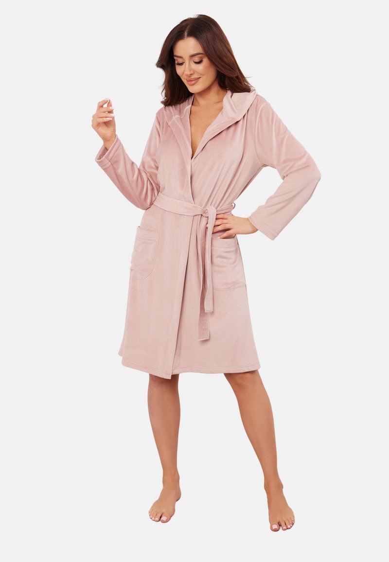 Różowy polarowy szlafrok z kapturem, długimi rękawami i dwiema przednimi kieszeniami. Posiada pasek w talii i gładką teksturę.