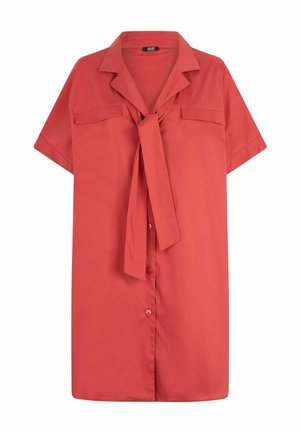 Chemise à manches courtes corail à boutons avec un col noué, comportant deux poches avant et une texture de tissu lisse et léger.