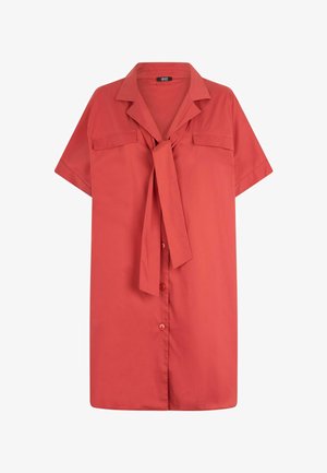 Camicia a maniche corte color corallo con colletto annodato, dotata di due tasche frontali e una texture di tessuto liscia e leggera.