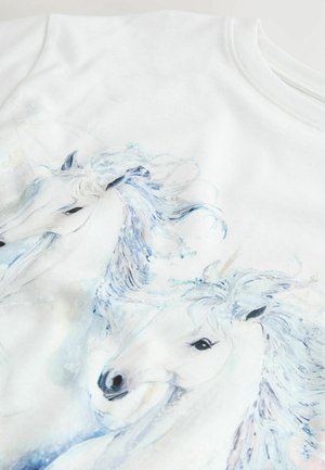 Weißes Stoff-T-Shirt mit einem Aquarelldruck von zwei weißen Einhörnern mit blauen Akzenten, die fließende Mähnen und ausdrucksstarke Merkmale betonen.