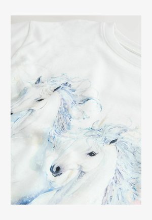 Bijela majica od tkanine s vodene boje prikazuje dva bijela jednoroga s plavim akcentima, naglašavajući njihovu lepršavu grivu i izražajne osobine.
