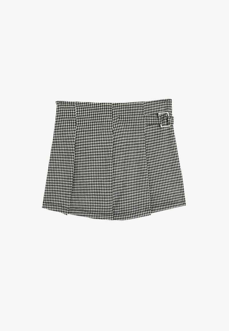 Skort à motif pied-de-poule noir et blanc, avec des plis, une ceinture avec passants et un accent de boucle en métal argenté.