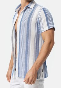 Camisa de botones de manga corta con un patrón alternado de rayas azules y blancas, tejido texturizado y un cuello clásico.