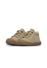 Beige pletené boty s texturovaným povrchem, hnědou gumovou podrážkou a šněrovacím designem. Kulatá špička a nízká výška nad kotníkem.