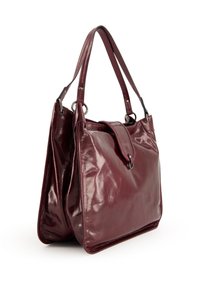 Burgundy læder tote taske med glat finish, dobbelte skulderremme, fold-over klap og metalhardware detaljer. Rummelig og struktureret form.