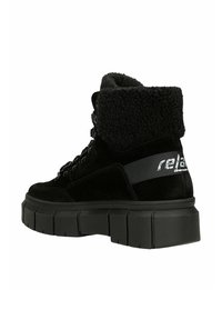 Stivaletti alla caviglia in suede nero con polsino in ecopelliccia, suola in gomma spessa e dettagli metallici. Presentano una chiusura con lacci e dettaglio del marchio.