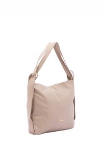 Beige leren schoudertas met een gladde textuur, voorzien van een enkele verstelbare schouderband en een gouden logo-opschrift aan de voorkant.