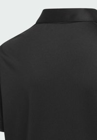 Schwarzes Poloshirt aus weichem, strukturiertem Stoff, mit traditionellem Kragen und sauberer Nahtführung entlang der Säume, die für ein perfektes Finish sorgt.