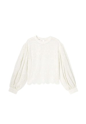 Blouse blanche à manches longues avec des motifs en dentelle complexes, ourlet festonné, manches bouffantes et poignets boutonnés, avec un col rond.