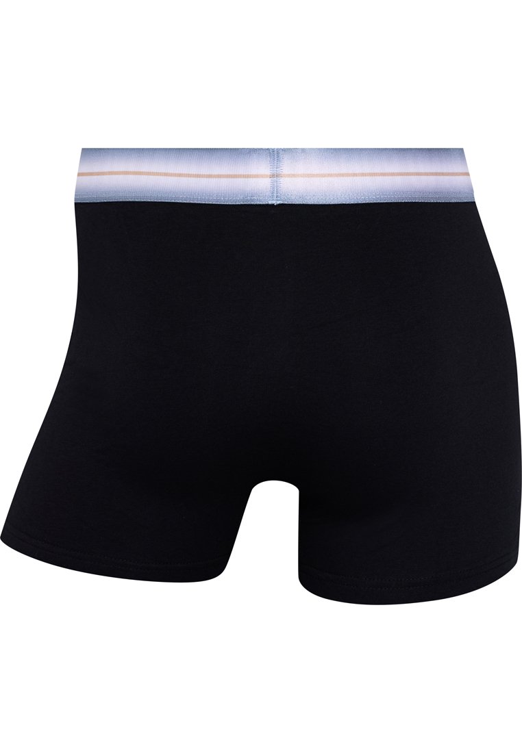 Boxer shorts negros hechos de una tela suave, con una cinturilla azul claro y rayas delgadas. El diseño es simple y cómodo.