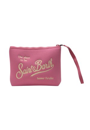 Portapenne in tessuto rosa con zip e cinturino da polso, testo ricamato "The place to be Saint Barth Summer Paradise" in filo crema.