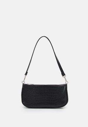 Sac en cuir noir embossé crocodile avec une forme élégante et incurvée. Il dispose d'une fermeture éclair, d'une bandoulière réglable et d'accents matériels en argent brillant.