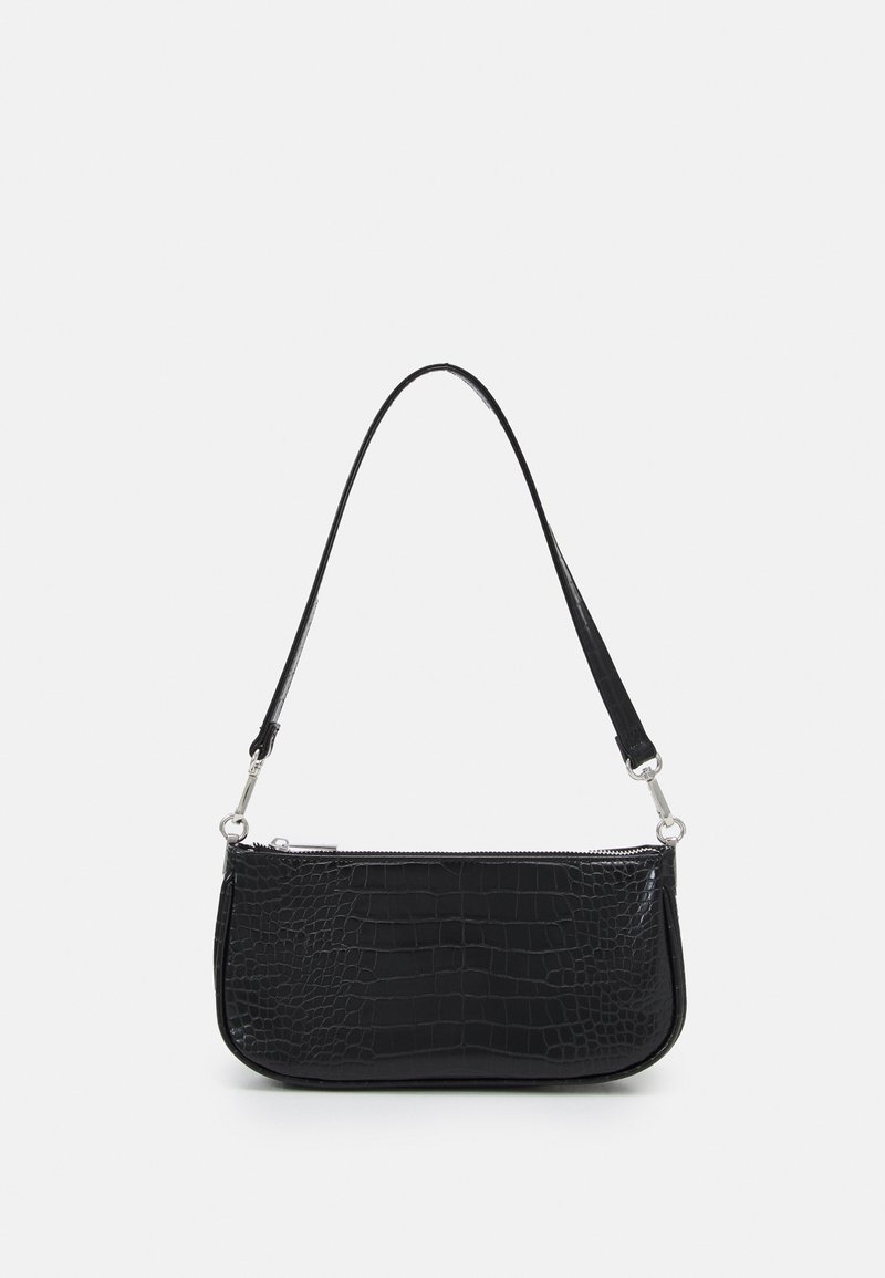 Sac en cuir noir embossé crocodile avec une forme élégante et incurvée. Il dispose d'une fermeture éclair, d'une bandoulière réglable et d'accents matériels en argent brillant.
