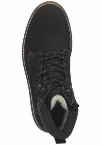 Botín negro con cordones, con una parte superior texturizada, forro de piel y suela resistente. Presenta detalles en gris y una puntera reforzada.