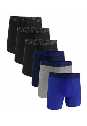 Sechs Paar Under Armour Boxershorts in Schwarz, Navy, Grau und Blau, diagonal angeordnet mit sichtbaren, gebrandeten Taillenbändern.