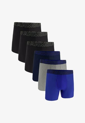Sześć par bokserów Under Armour w kolorach czarnym, granatowym, szarym i niebieskim, wyświetlonych diagonalnie z widocznymi, markowymi ściągaczami w pasie.