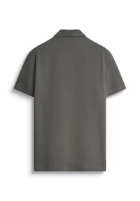 Polo de manga corta en gris oscuro. Presenta un tejido texturizado, cuello clásico y un sutil detalle acanalado en la superficie.